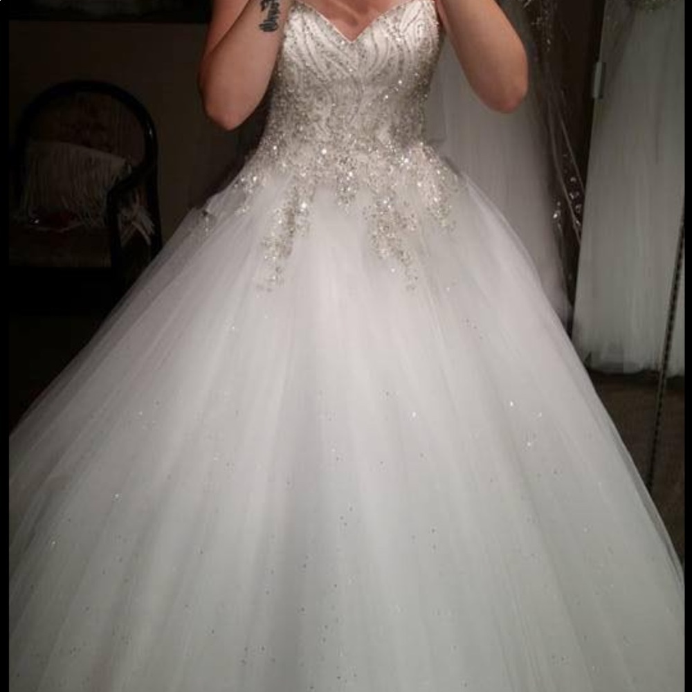 Wedding gown - Picture 7 of 7
